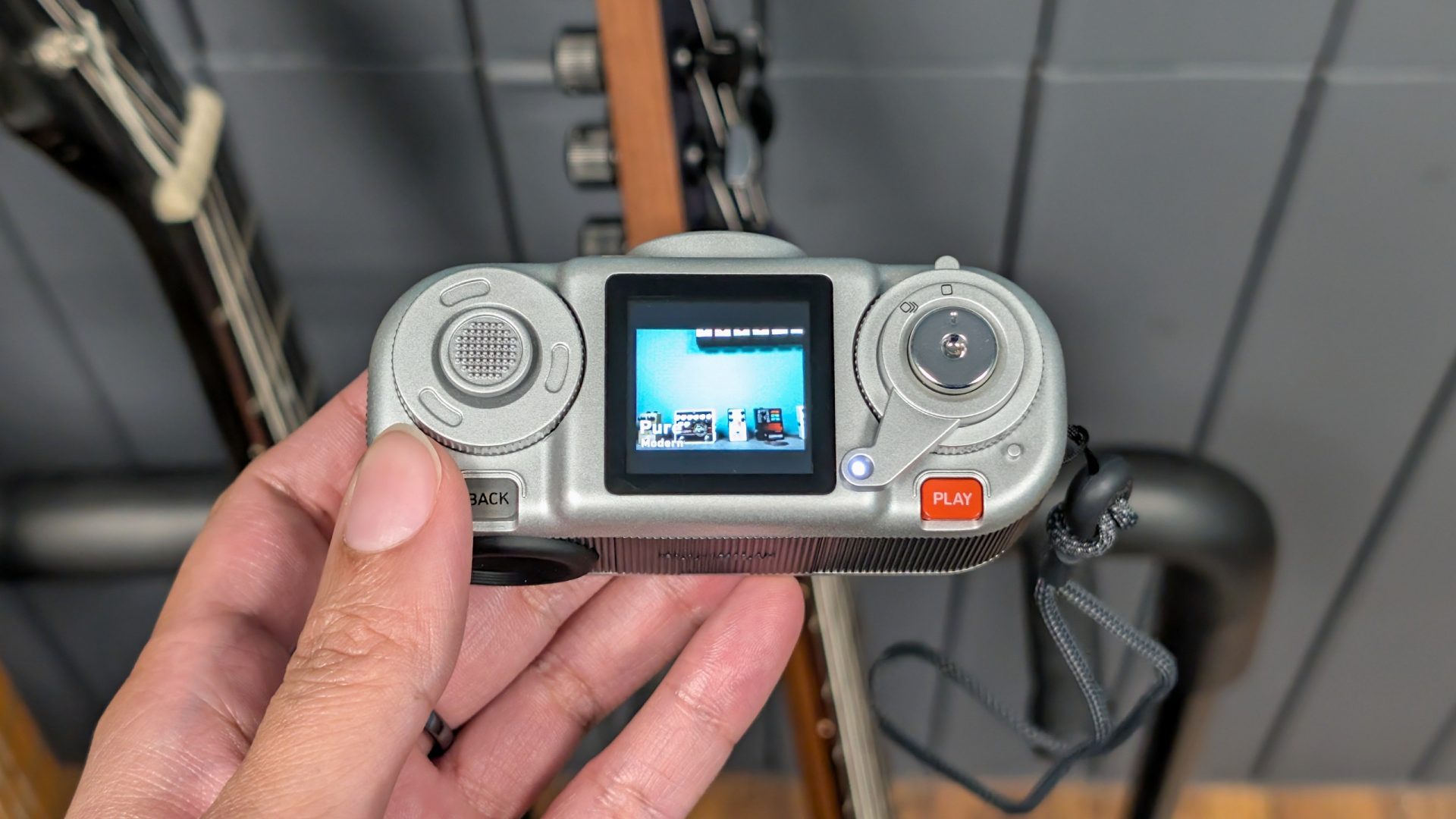 Обзор Fujifilm Instax Pal 2 - забавная камера размером с ладонь картинка Обзор камеры Fujifilm Instax Pal 2: стоит ли брать? | DGL.RU