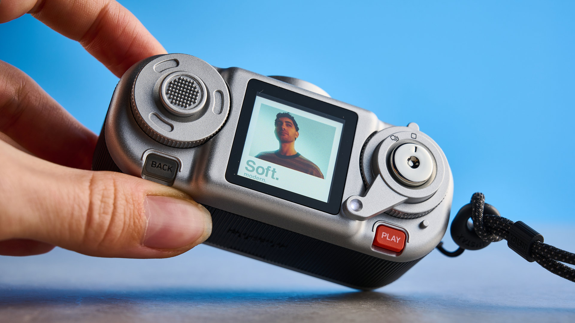 Обзор Fujifilm Instax Pal 2 - забавная камера размером с ладонь картинка Обзор камеры Fujifilm Instax Pal 2: стоит ли брать? | DGL.RU