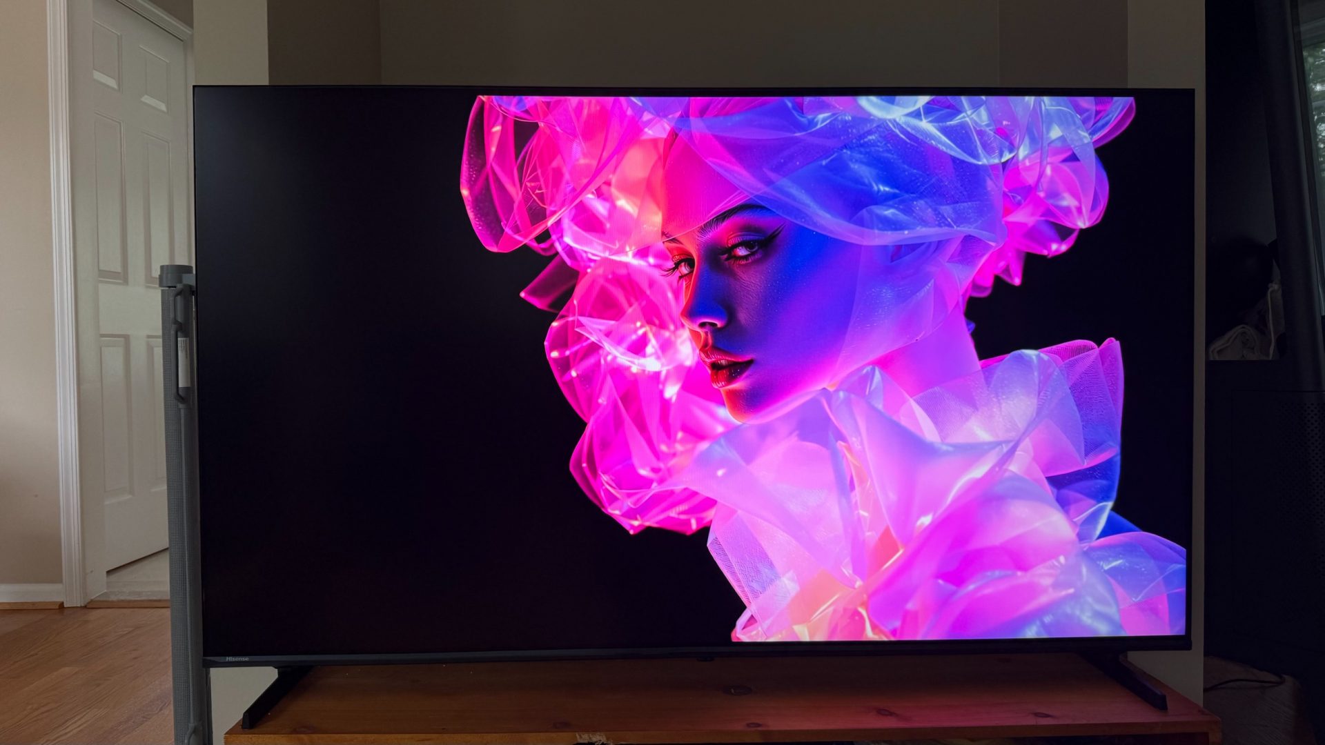 Обзор Hisense U6SF Pro - этот яркий мини-LED просто поражает картинка Обзор телевизора Hisense U6SF Pro Mini-LED | DGL.RU