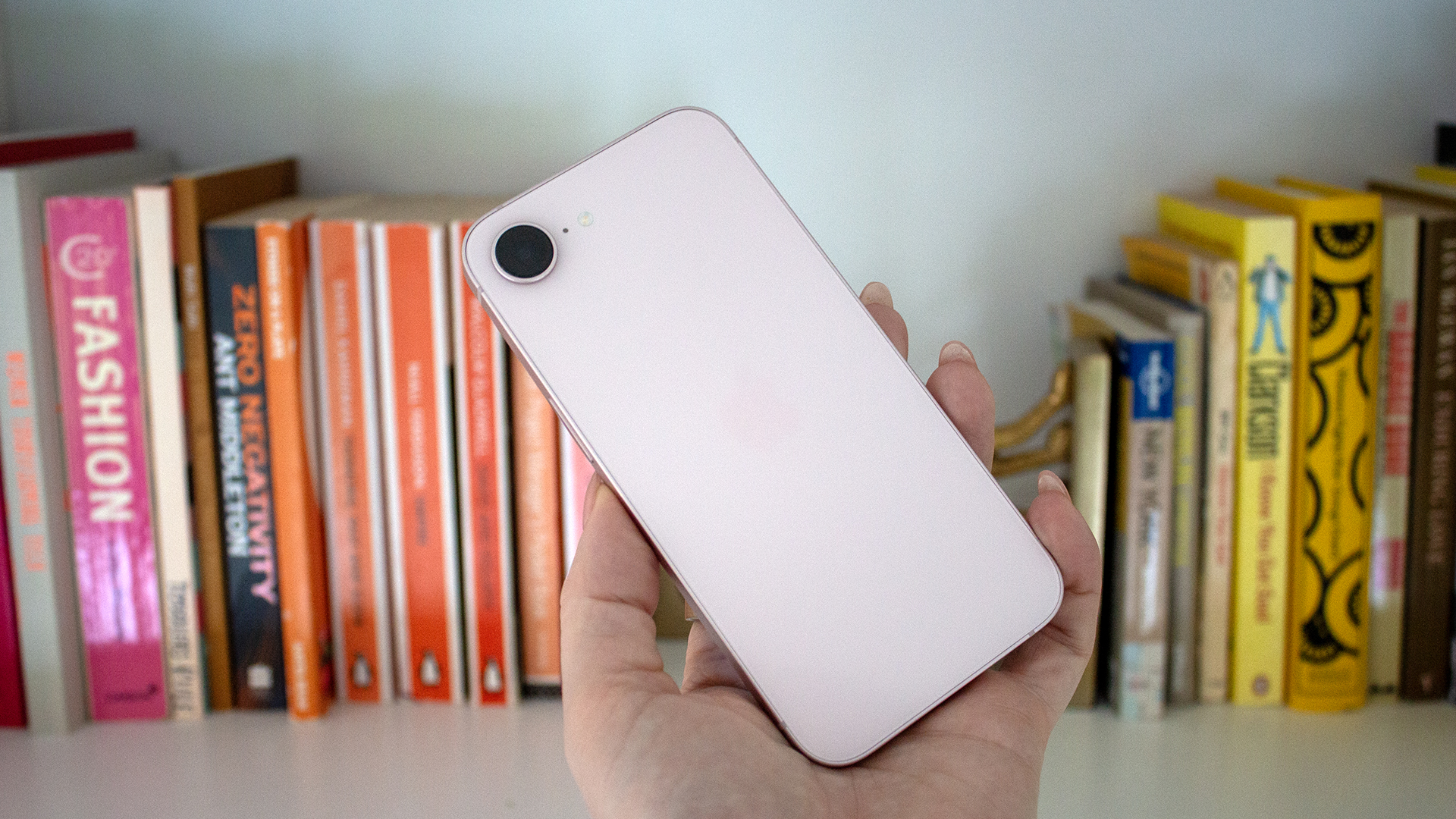 Опыт использования iPhone 17e: производительность чипа A19, эргономика и скрытые компромиссы