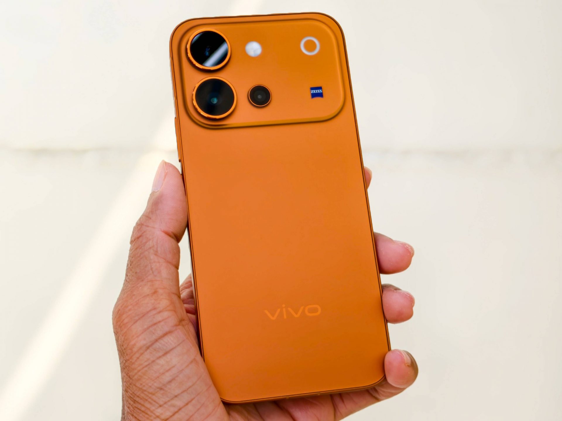 Обзор vivo V80: тесты экрана, батареи и камер | DGL.RU