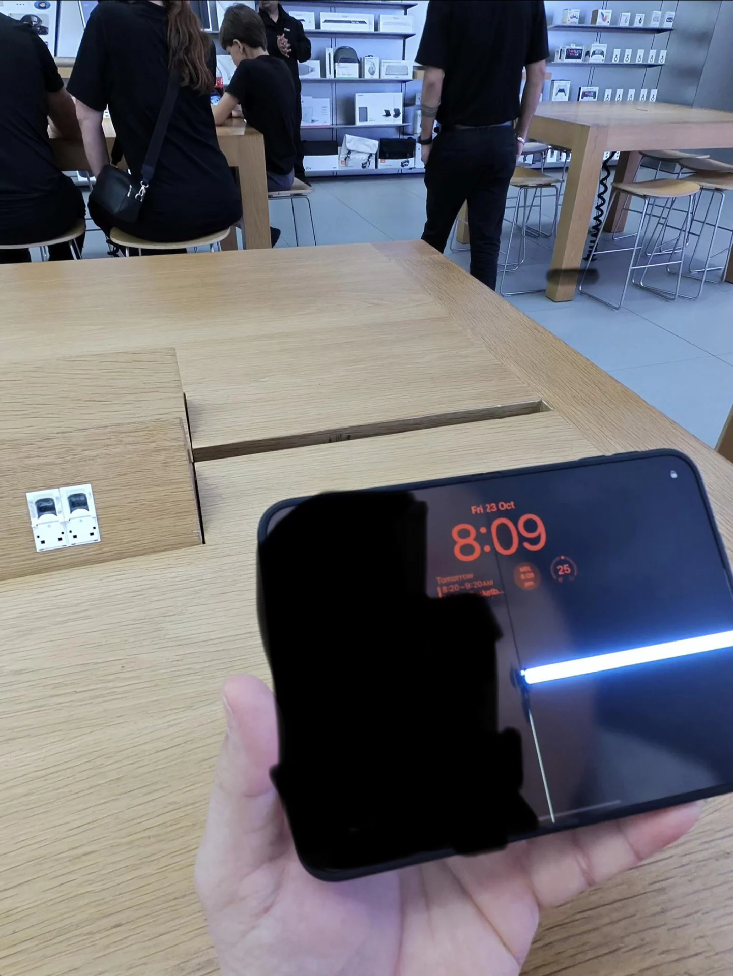 Проблемы с экраном и компромиссы iPhone Duo: почему перекупщики снижают цены на складной смартфон Apple картинка Проблемы с экраном iPhone Duo: причины поломок | DGL.RU