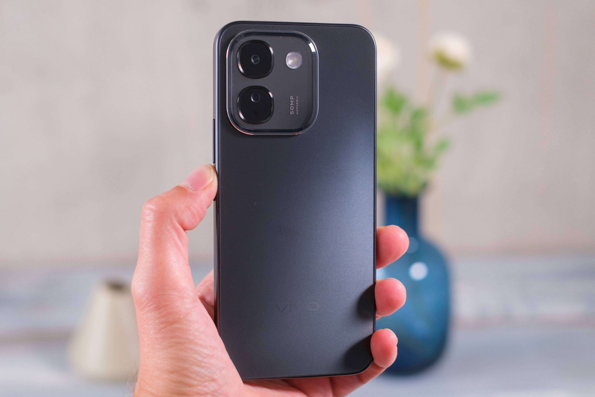 Распаковка смартфона vivo V80 Lite: аккумулятор на 10 000 мАч и защита по стандарту IP69K картинка Смартфон vivo V80 Lite: батарея 10000 мАч | DGL.RU