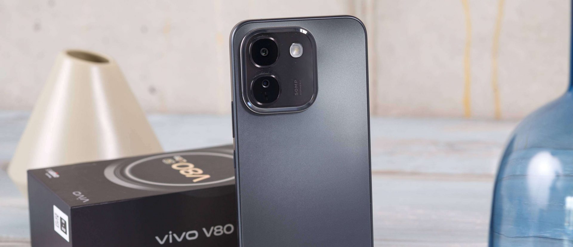 Распаковка смартфона vivo V80 Lite: аккумулятор на 10 000 мАч и защита по стандарту IP69K