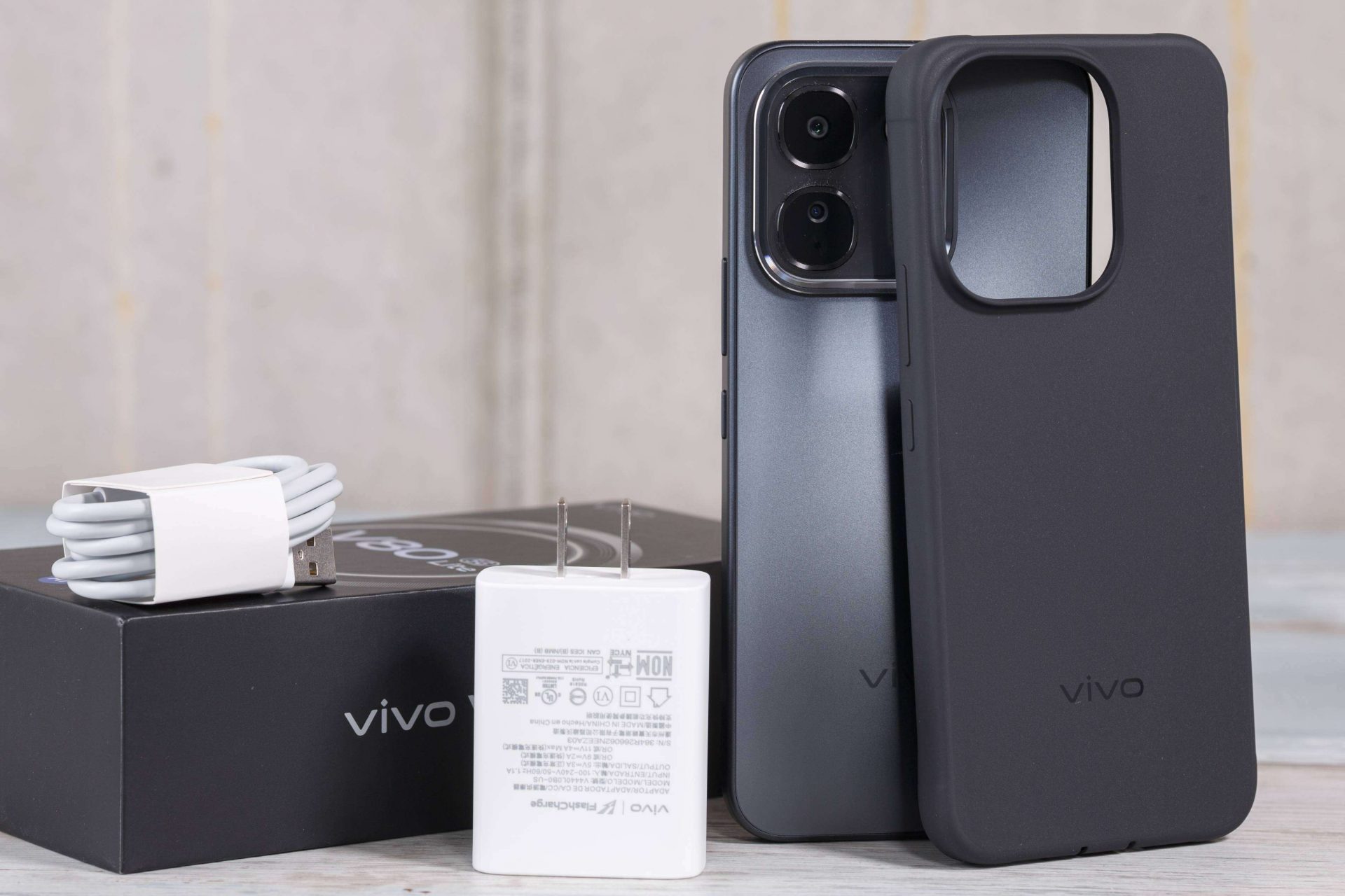 Распаковка смартфона vivo V80 Lite: аккумулятор на 10 000 мАч и защита по стандарту IP69K картинка Смартфон vivo V80 Lite: батарея 10000 мАч | DGL.RU