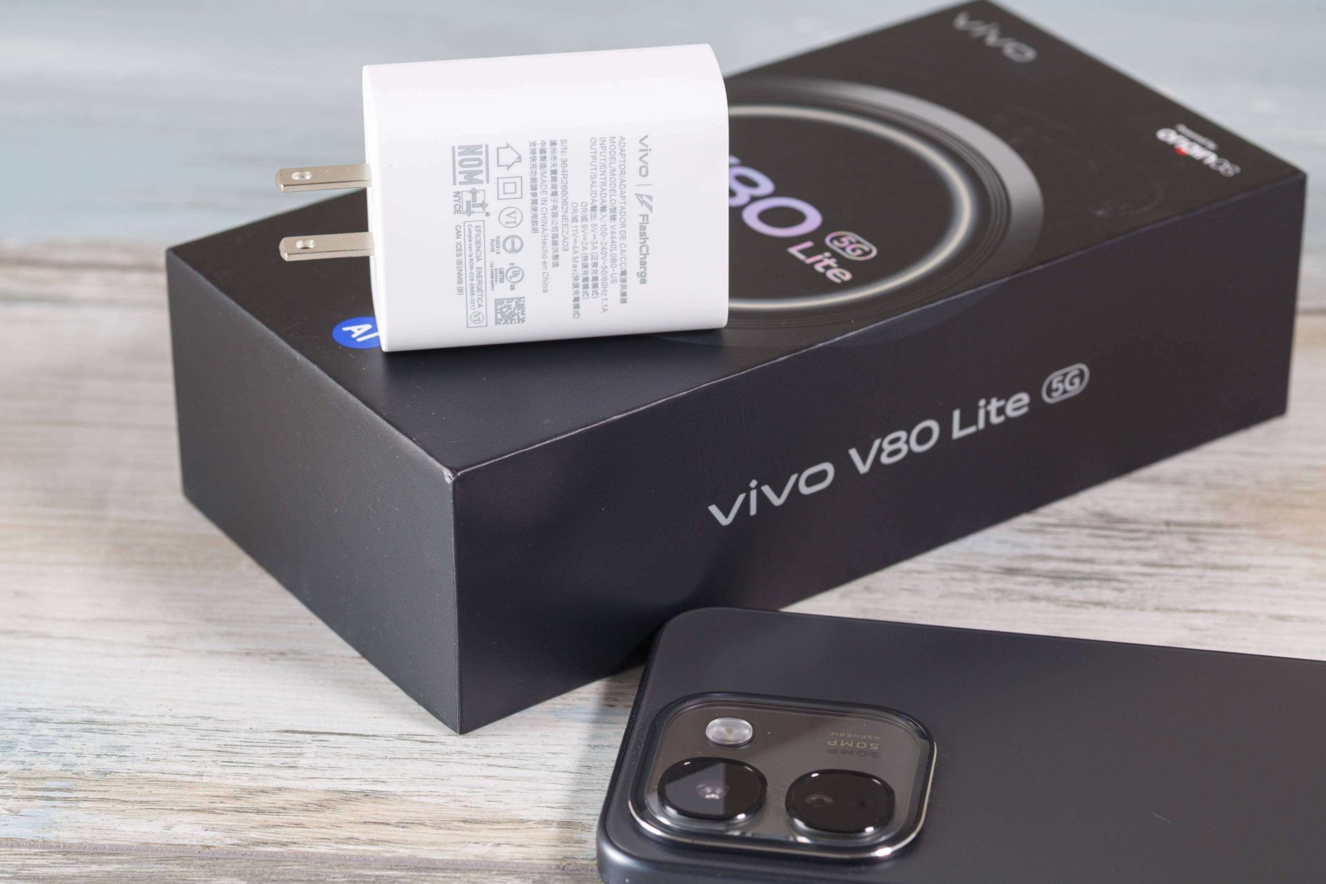Распаковка смартфона vivo V80 Lite: аккумулятор на 10 000 мАч и защита по стандарту IP69K картинка Смартфон vivo V80 Lite: батарея 10000 мАч | DGL.RU