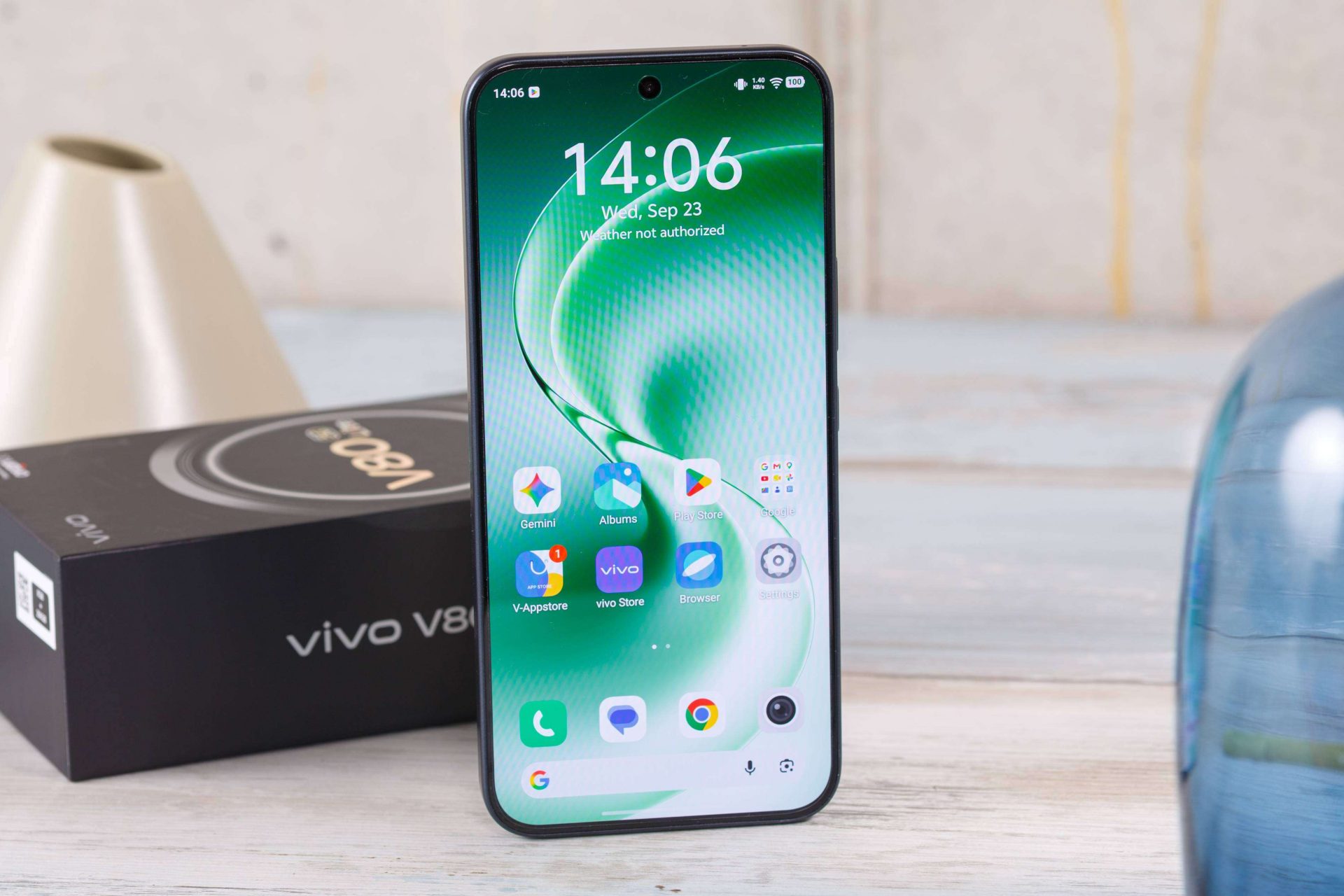 Распаковка смартфона vivo V80 Lite: аккумулятор на 10 000 мАч и защита по стандарту IP69K картинка Смартфон vivo V80 Lite: батарея 10000 мАч | DGL.RU