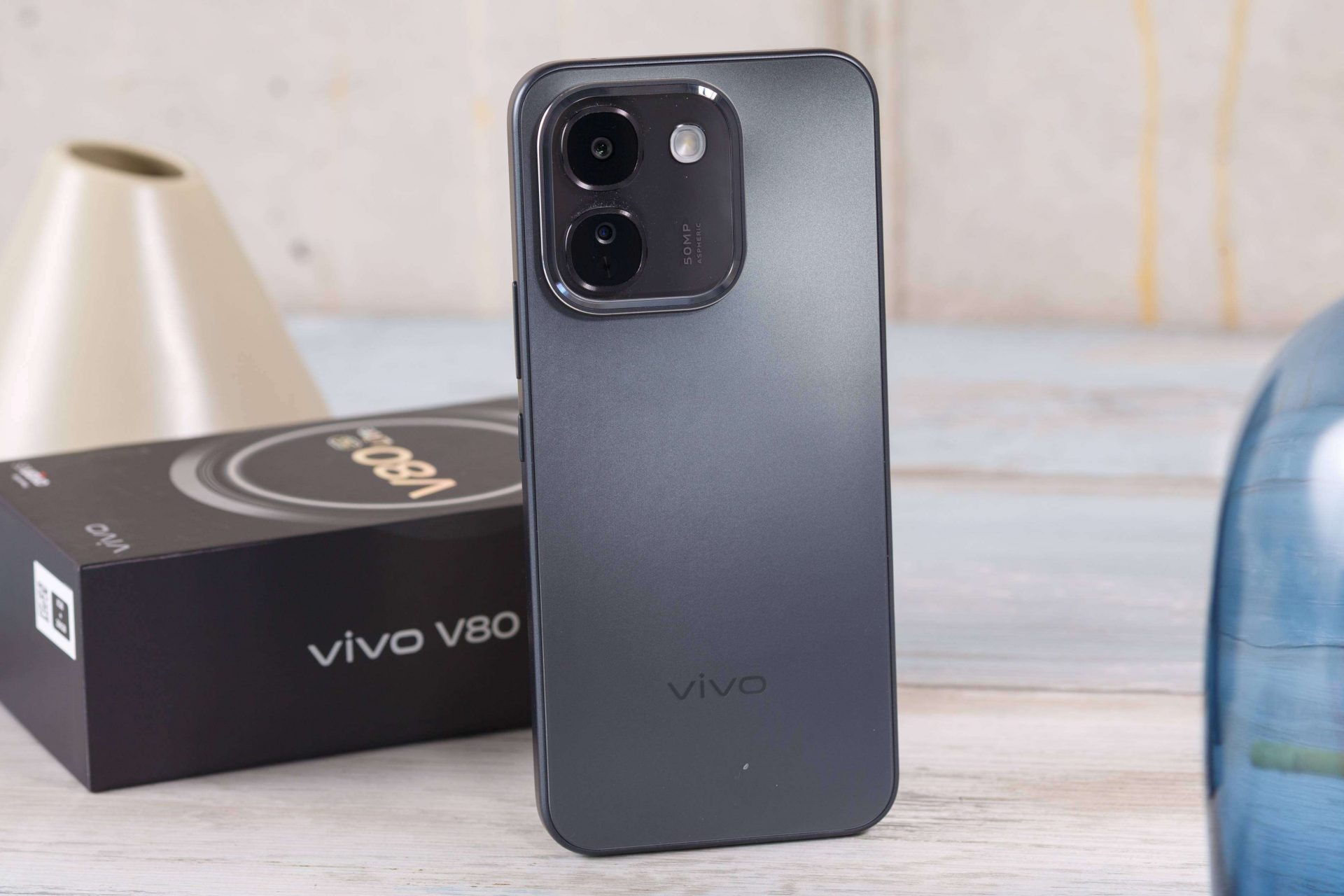 Распаковка смартфона vivo V80 Lite: аккумулятор на 10 000 мАч и защита по стандарту IP69K картинка Смартфон vivo V80 Lite: батарея 10000 мАч | DGL.RU