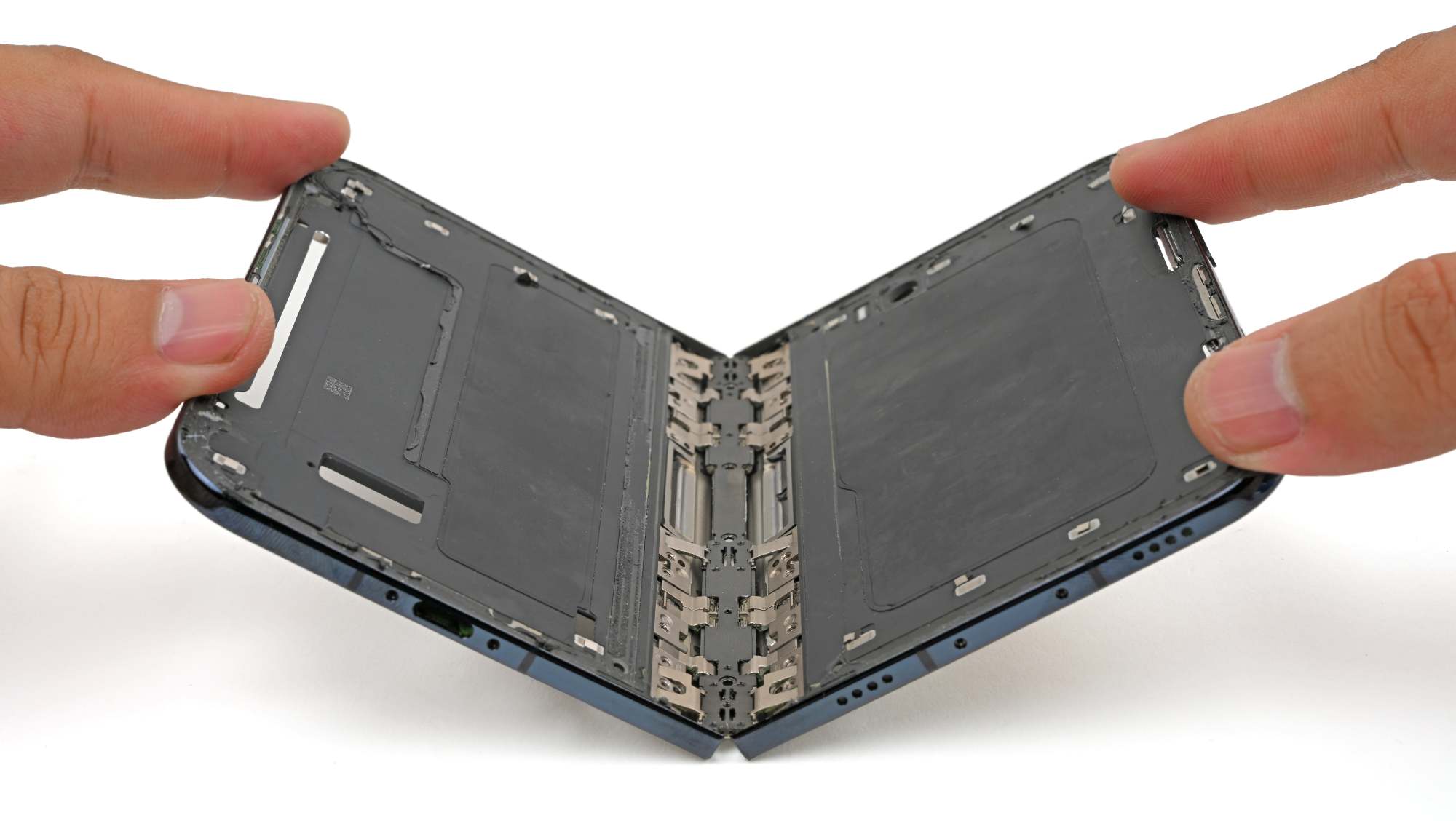 Разборка и тесты на прочность iPhone Duo: ремонтопригодность конструкции и уязвимость шарнира картинка Смартфон Apple iPhone Duo: тесты на прочность | DGL.RU