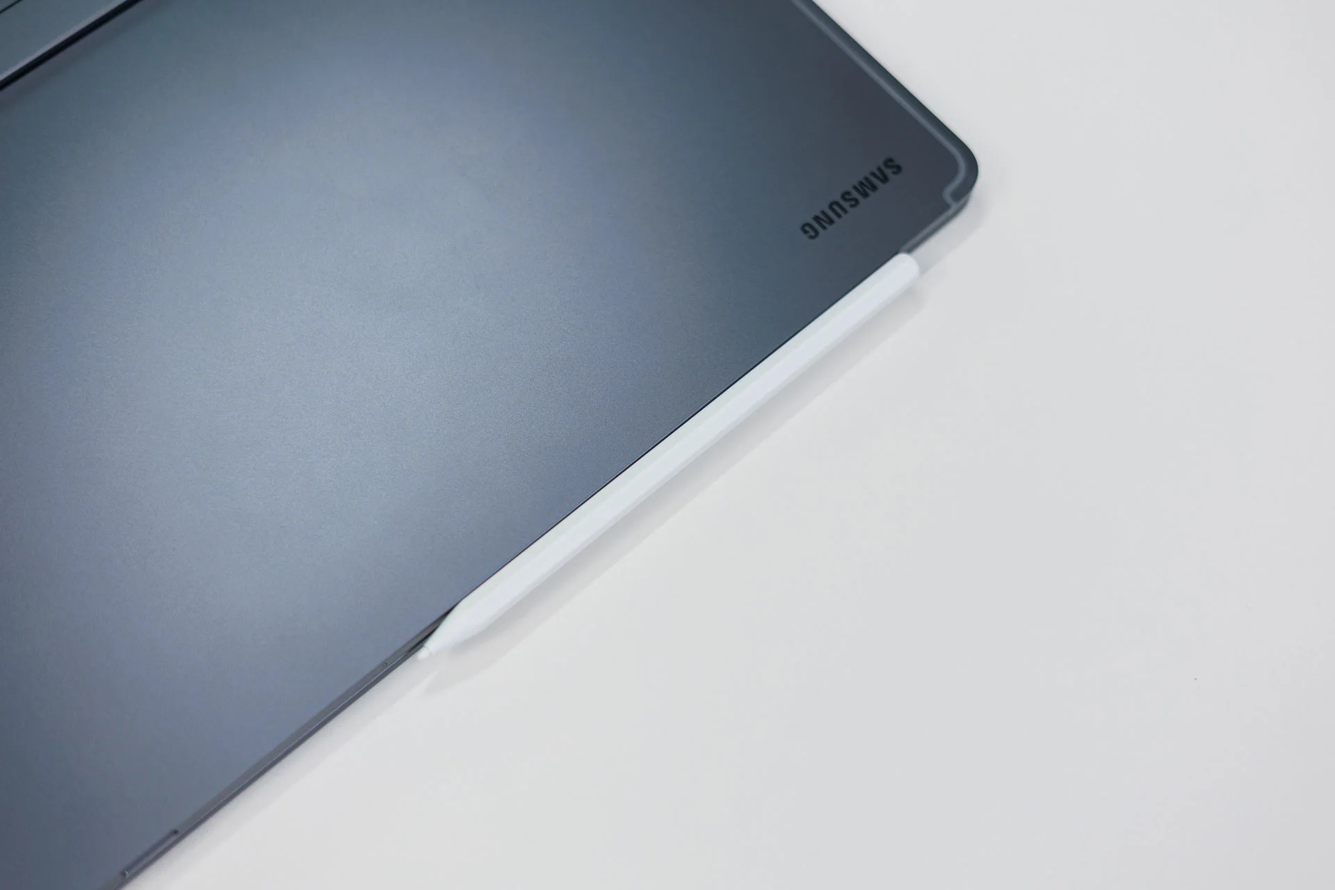 Samsung Galaxy Tab S12 Ultra против Apple iPad Pro M5 13 дюймов: что выбрать картинка Samsung Galaxy Tab S12 Ultra против iPad Pro M5 | DGL.RU