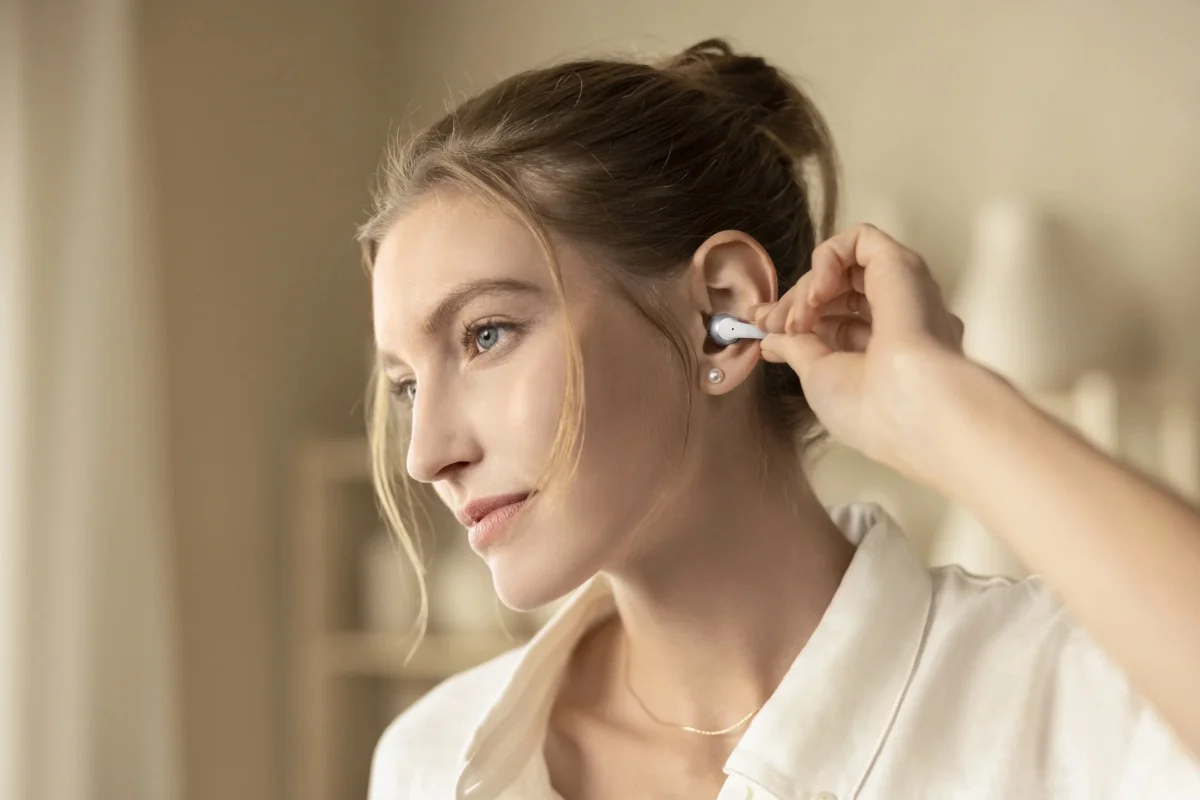Samsung представила беспроводные наушники открытого типа Galaxy Buds On фото