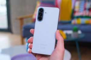 Samsung сократит производство смартфонов серии Galaxy A на 20% из-за кризиса на рынке памяти