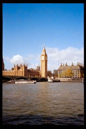 Обзор Lomography DigitaLIZA MAX - доступный способ превратить ваш телефон в пленочный сканер фото