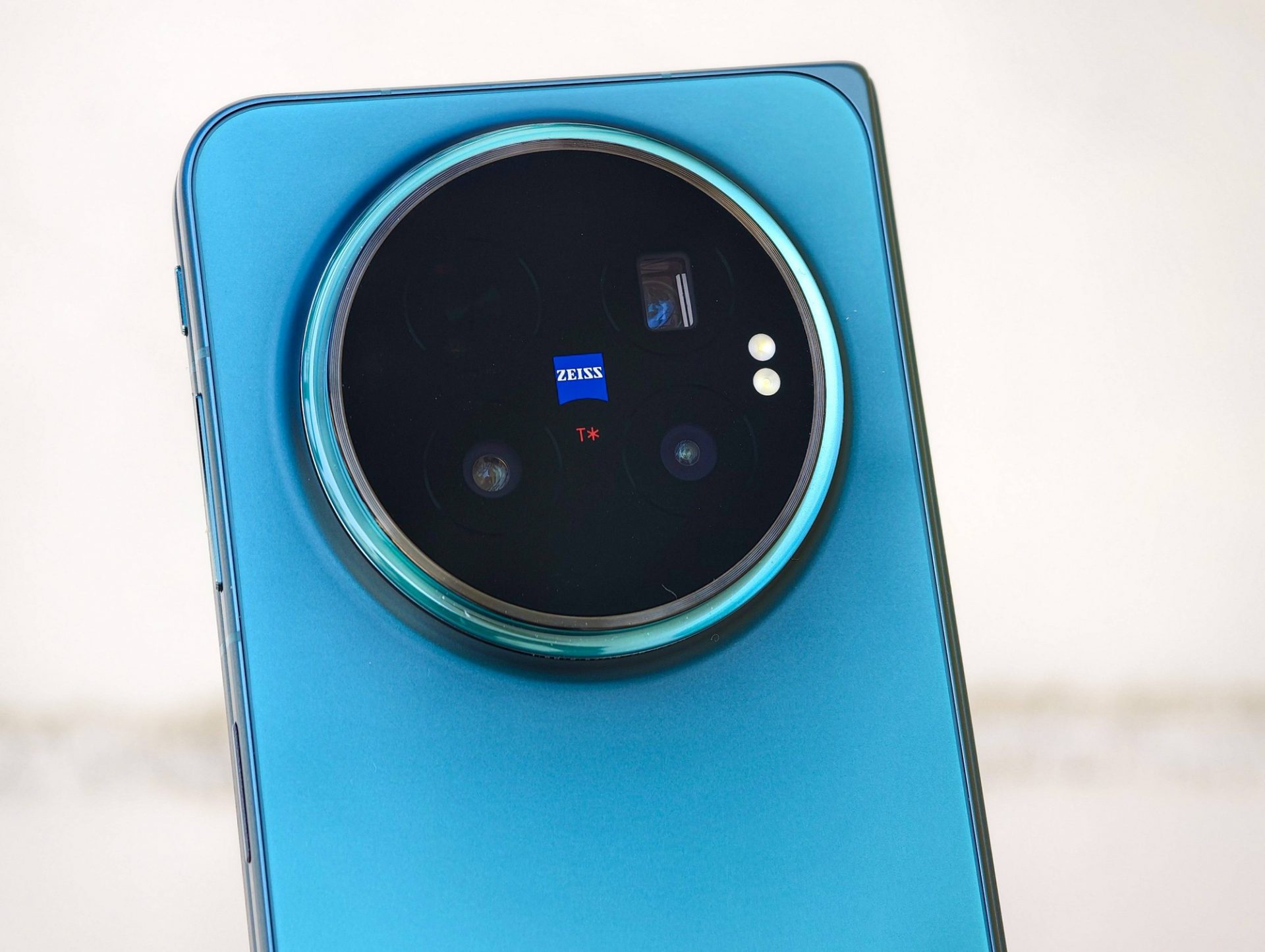 Складной смартфон vivo X Fold6 в цвете Nebula Teal: комплектация, экраны и камеры картинка Смартфон vivo X Fold6: оптика Zeiss и экраны | DGL.RU