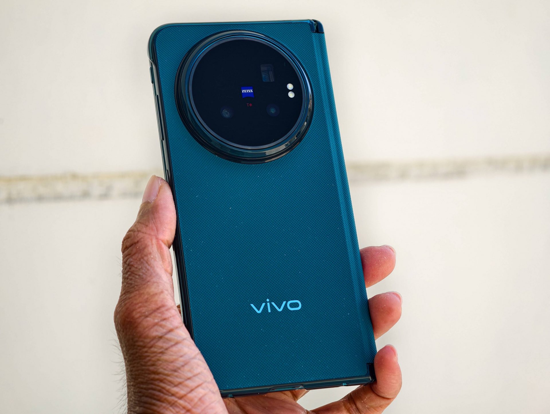 Складной смартфон vivo X Fold6 в цвете Nebula Teal: комплектация, экраны и камеры картинка Смартфон vivo X Fold6: оптика Zeiss и экраны | DGL.RU