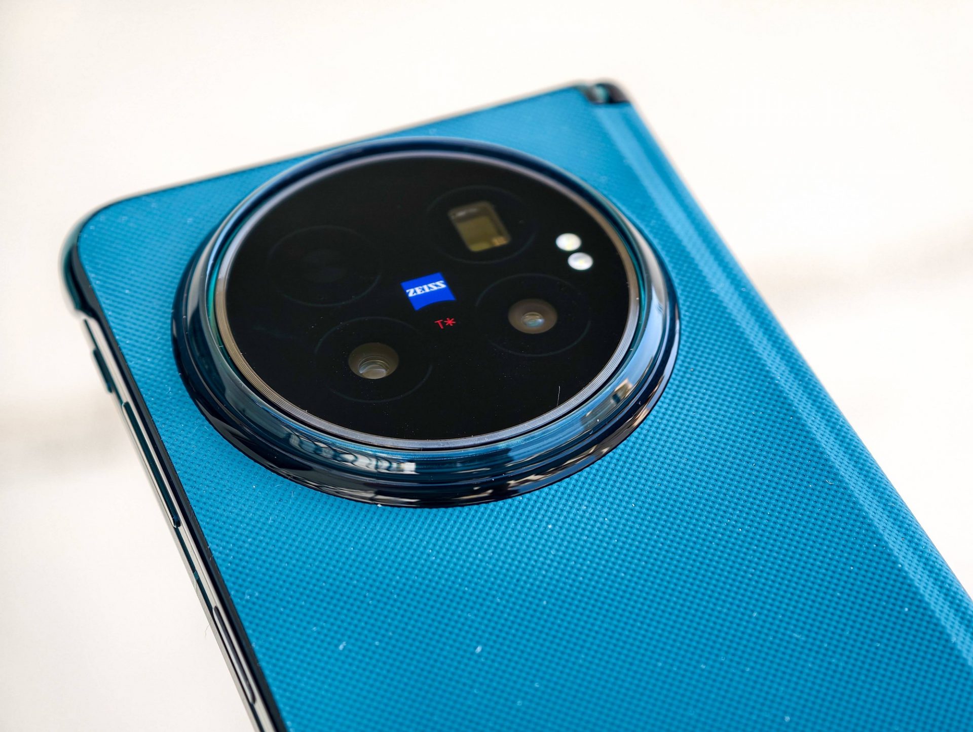 Складной смартфон vivo X Fold6 в цвете Nebula Teal: комплектация, экраны и камеры картинка Смартфон vivo X Fold6: оптика Zeiss и экраны | DGL.RU