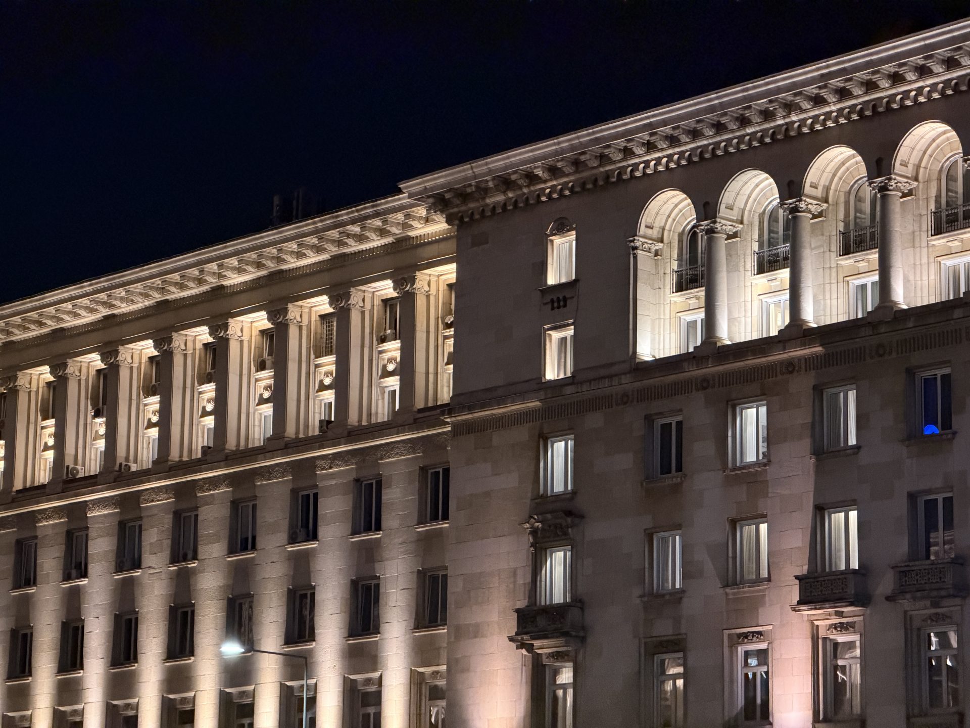 Сравнение Apple iPhone 18 Pro Max и iPhone 17 Pro Max: тесты дисплея, автономности и камер картинка Тест iPhone 18 Pro Max и iPhone 17 Pro Max | DGL.RU