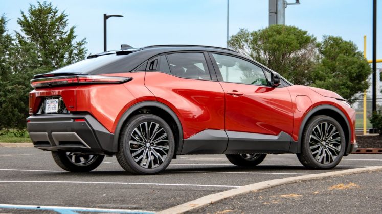Toyota C-HR 2026: тест-драйв и характеристики | DGL.RU