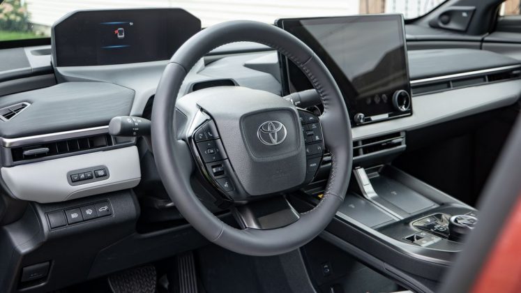 Toyota C-HR 2026: тест-драйв и характеристики | DGL.RU