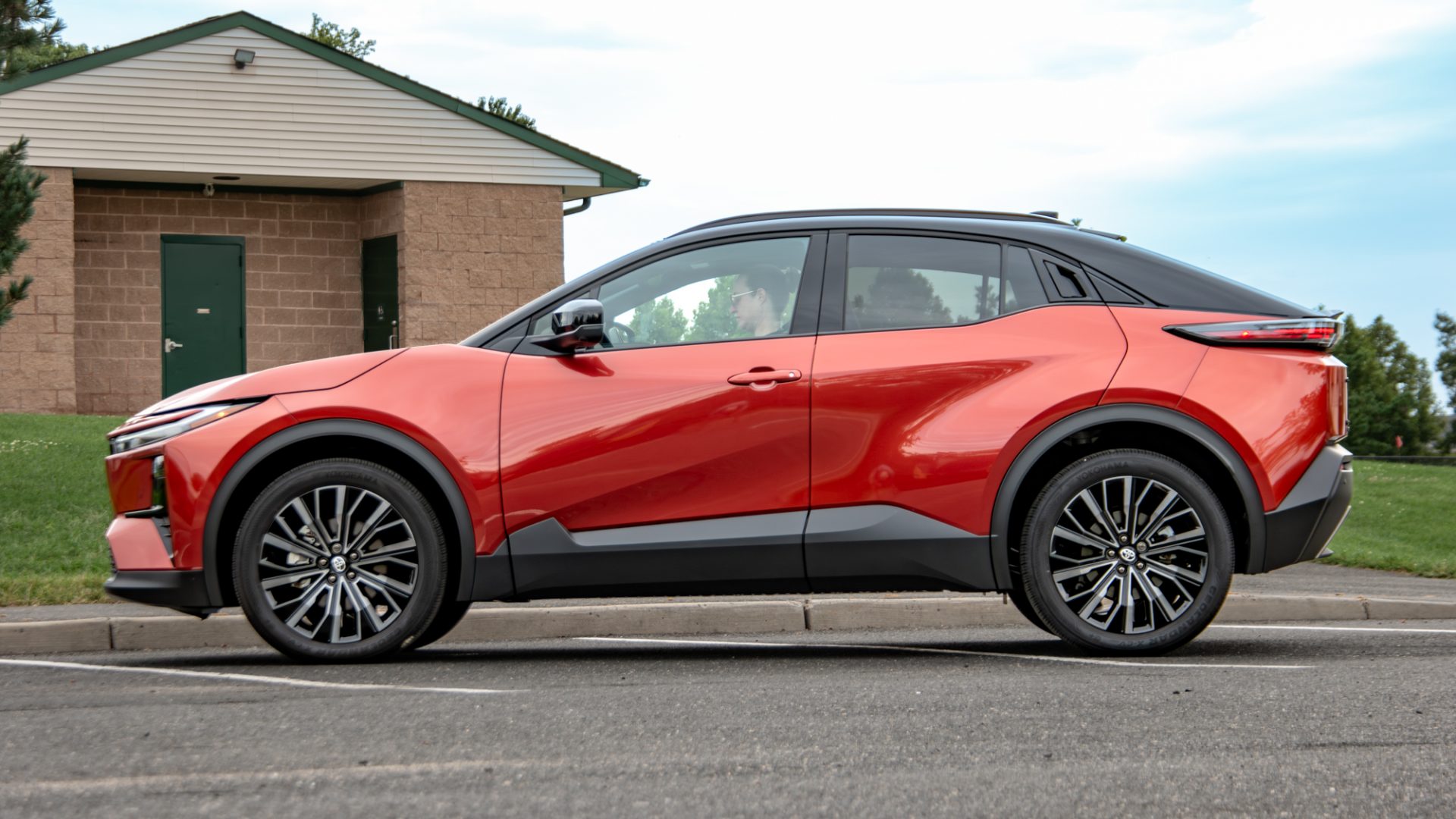 Toyota C-HR 2026: характеристики, тест на экономичность и поведение на дороге фото